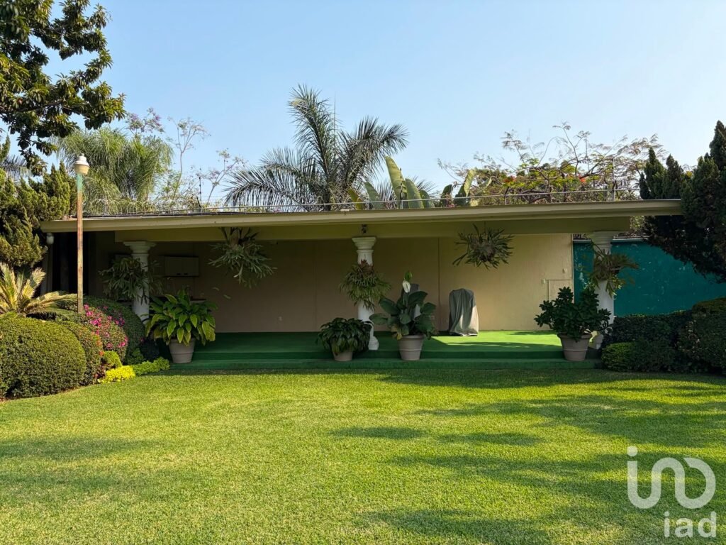 Casa en Venta de 5 Habitaciones con Jardin y Alberca en Palmira dentro de Privada en Cuernavaca