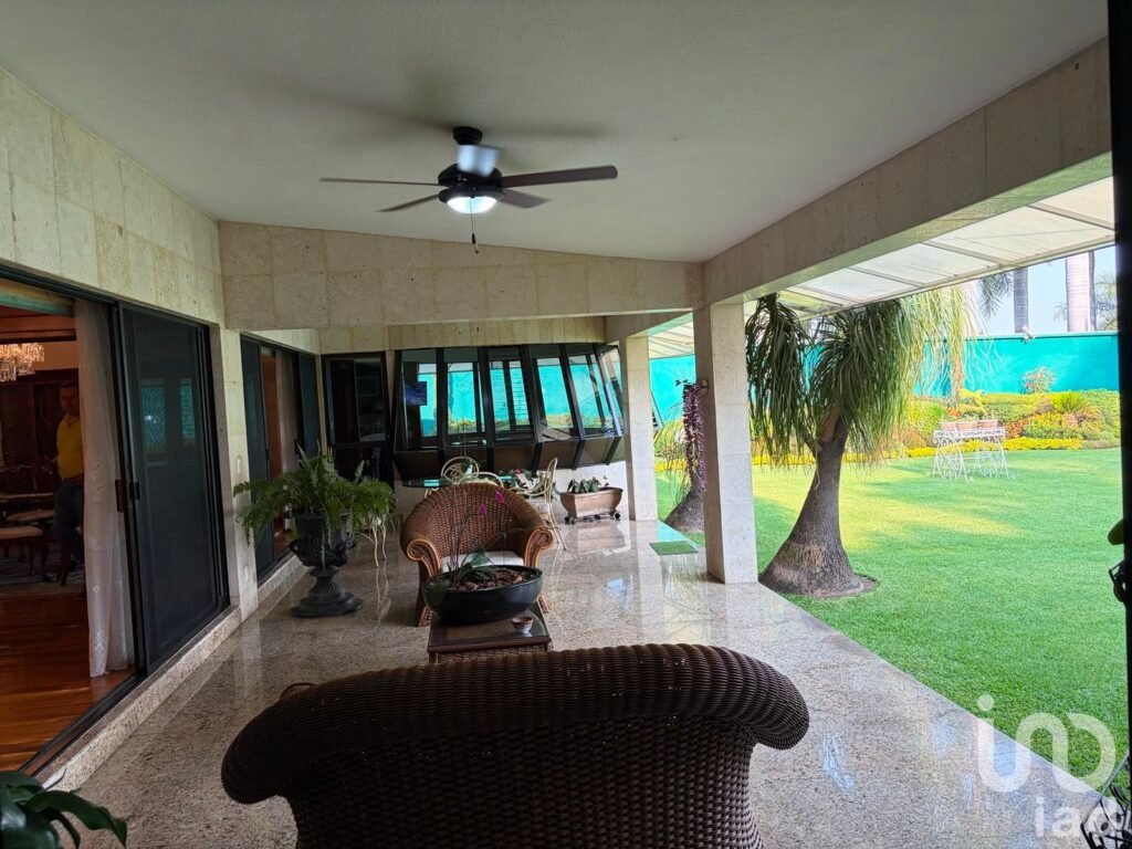 Casa en Venta de 5 Habitaciones con Jardin y Alberca en Palmira dentro de Privada en Cuernavaca