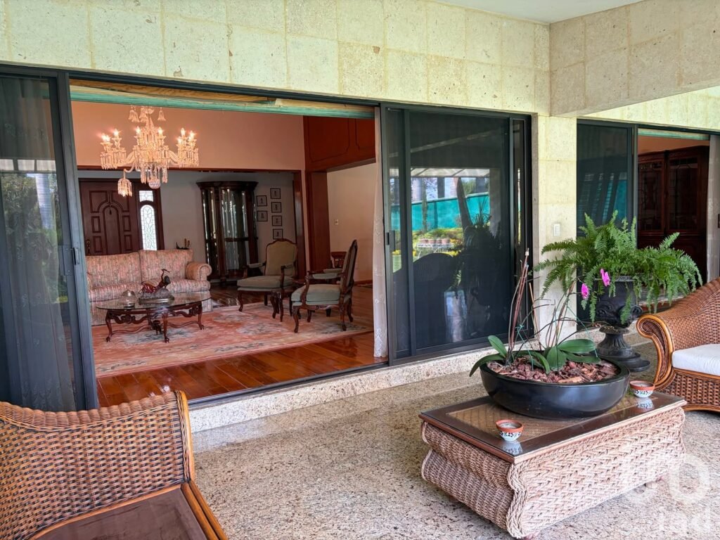 Casa en Venta de 5 Habitaciones con Jardin y Alberca en Palmira dentro de Privada en Cuernavaca