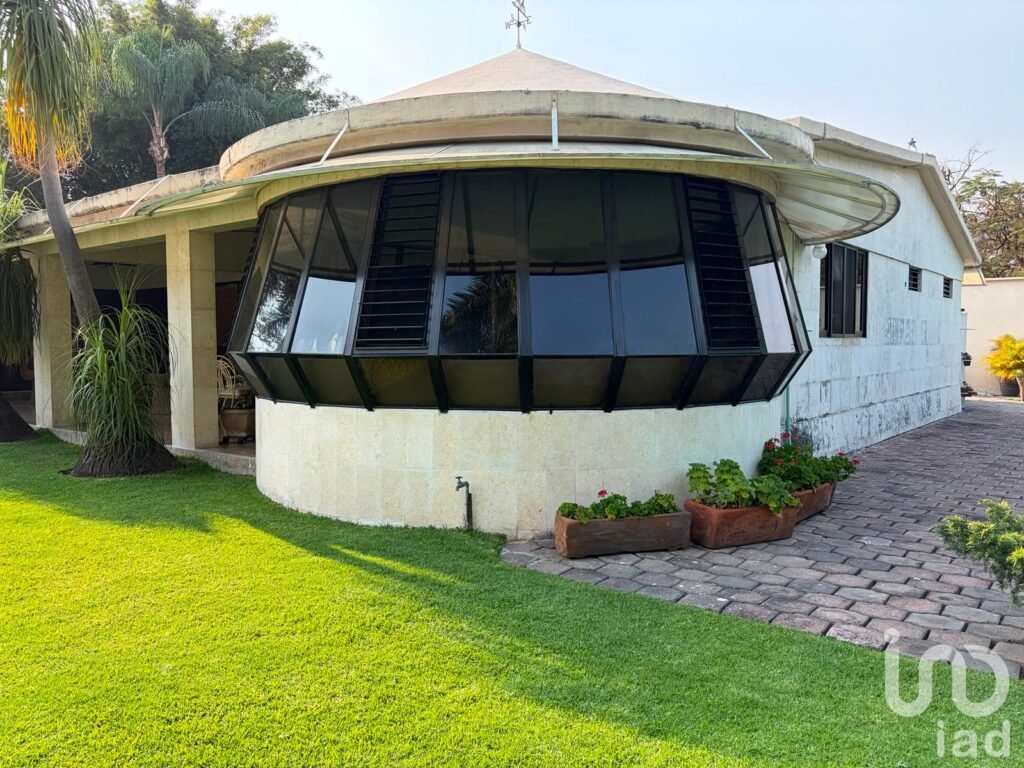 Casa en Venta de 5 Habitaciones con Jardin y Alberca en Palmira dentro de Privada en Cuernavaca