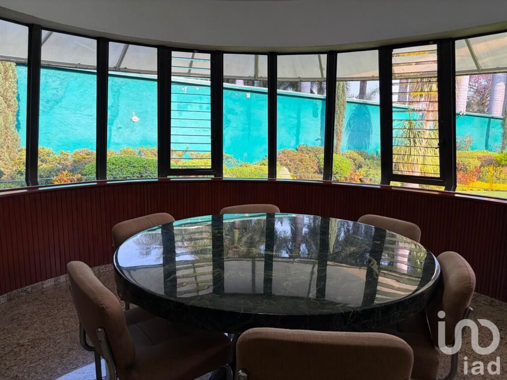 Casa en Venta de 5 Habitaciones con Jardin y Alberca en Palmira dentro de Privada en Cuernavaca