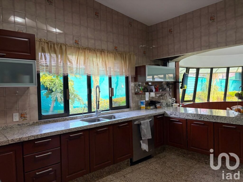 Casa en Venta de 5 Habitaciones con Jardin y Alberca en Palmira dentro de Privada en Cuernavaca