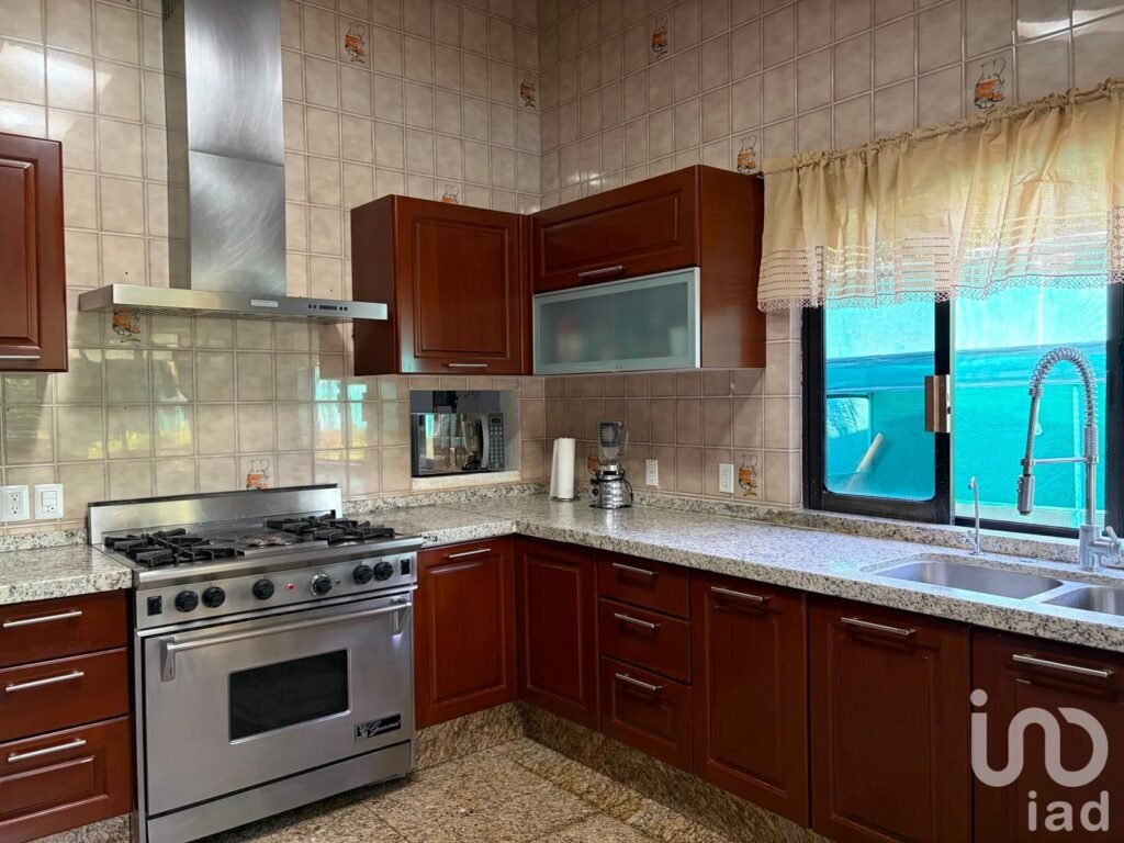 Casa en Venta de 5 Habitaciones con Jardin y Alberca en Palmira dentro de Privada en Cuernavaca