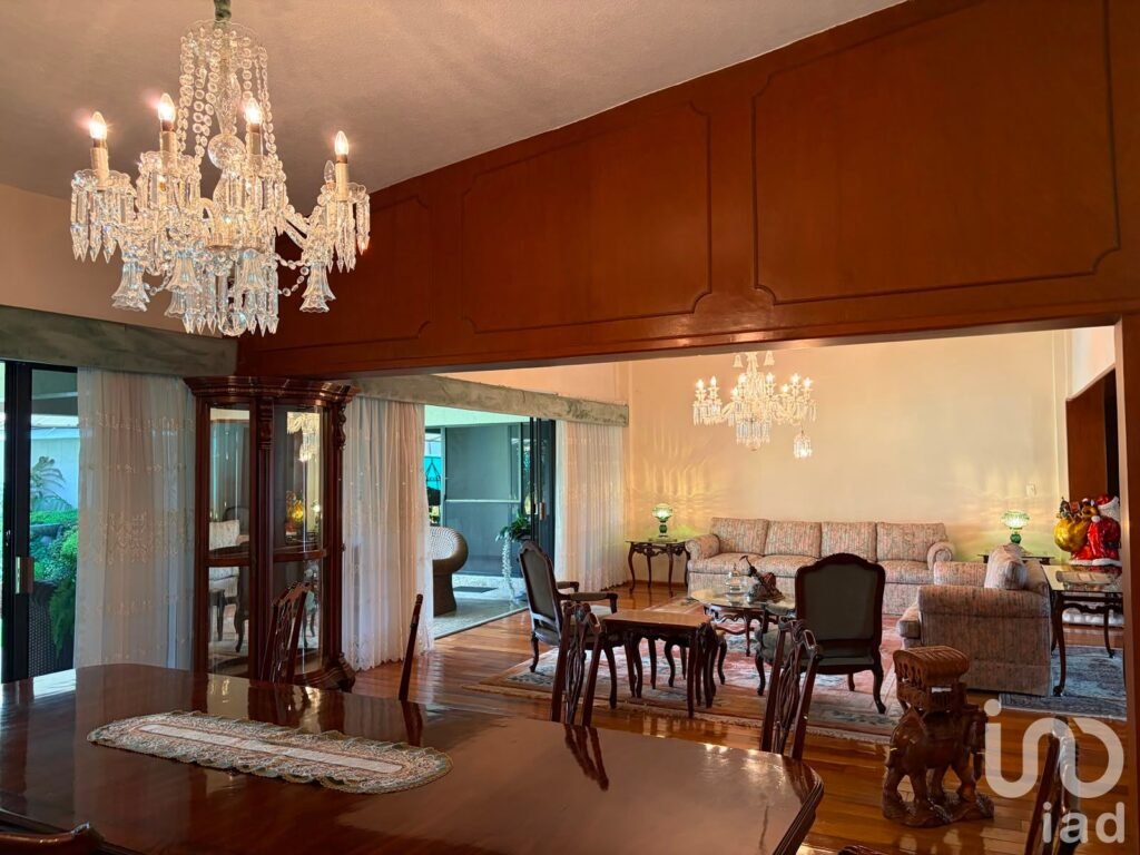 Casa en Venta de 5 Habitaciones con Jardin y Alberca en Palmira dentro de Privada en Cuernavaca