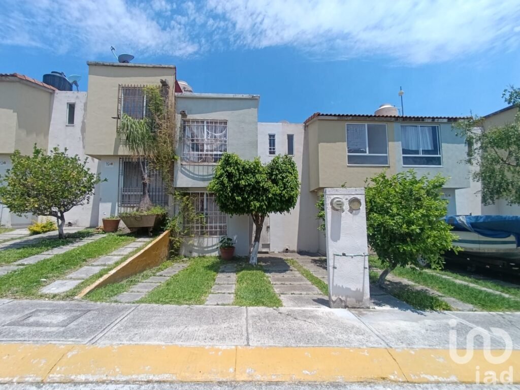 Casa en Venta con Alberca y Seguridad 24/7 en Residencial Laureles Xochitepec Morelos $880,000