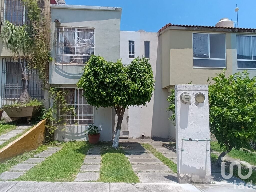 Casa en Venta con Alberca y Seguridad 24/7 en Residencial Laureles Xochitepec Morelos $880,000
