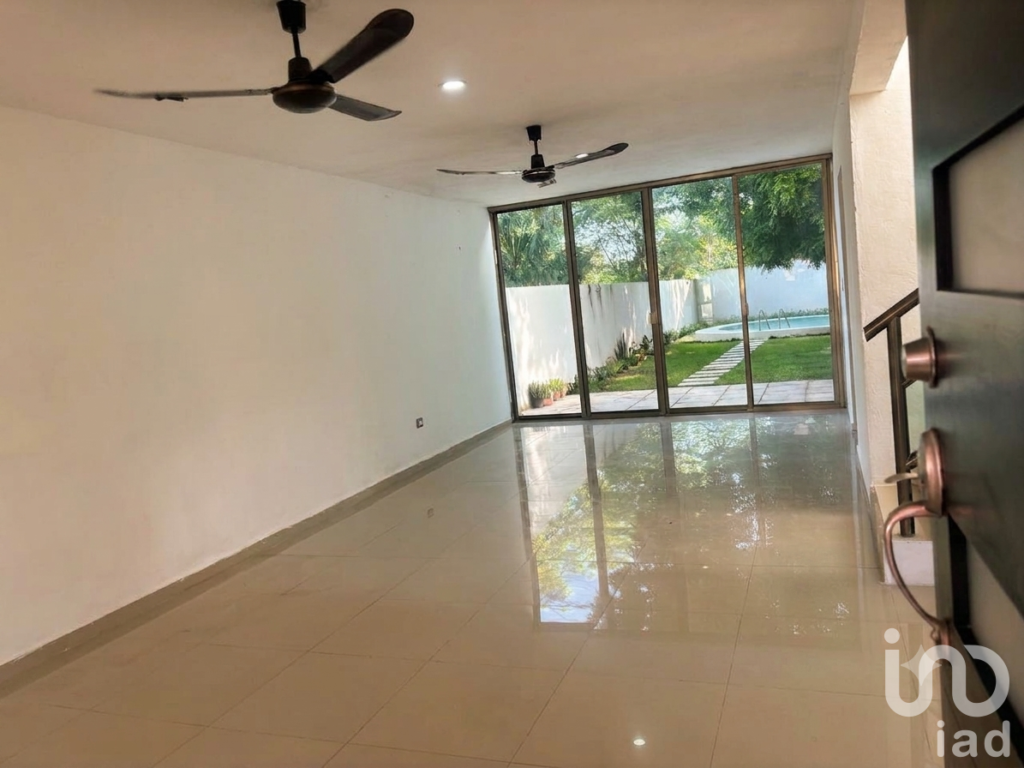 CASA MODERNA EN CONKAL 3 REC, 4 BAÑOS, ALBERCA, ALTA PLUSVALÍA