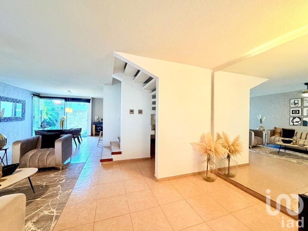CASA EN VENTA CON AMPLIO JARDIN EN REAL DEL BOSQUE CORREGIDORA