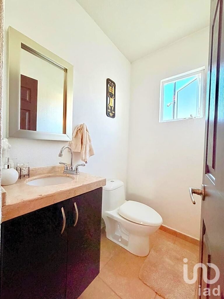 CASA EN VENTA CON AMPLIO JARDIN EN REAL DEL BOSQUE CORREGIDORA