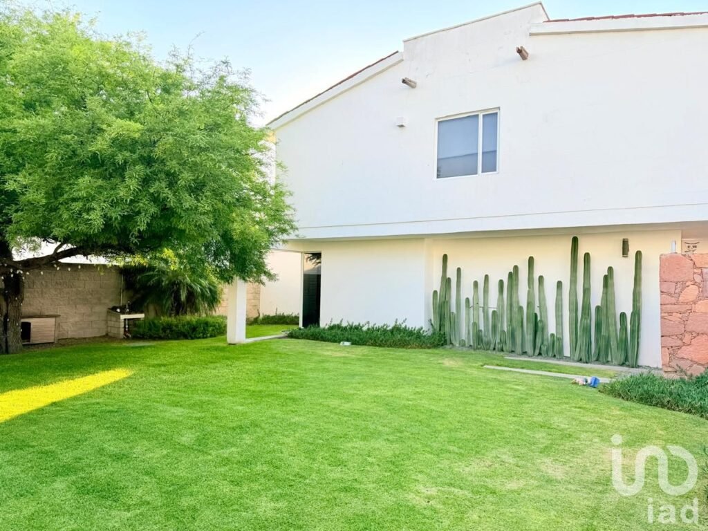 CASA EN VENTA CON AMPLIO JARDIN EN REAL DEL BOSQUE CORREGIDORA