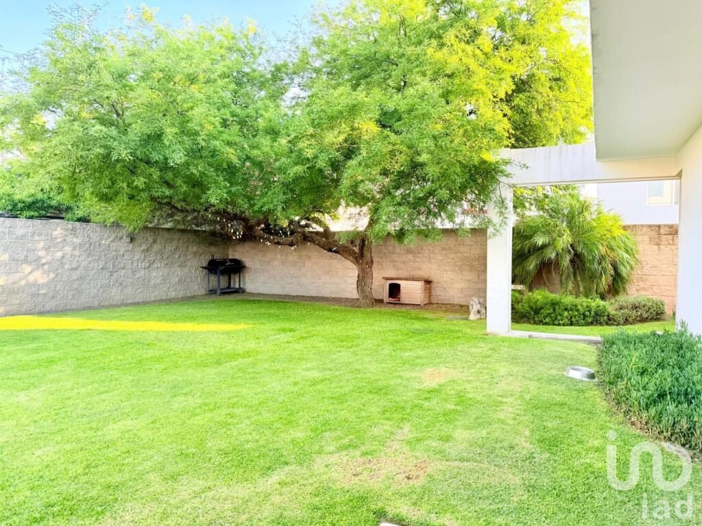 CASA EN VENTA CON AMPLIO JARDIN EN REAL DEL BOSQUE CORREGIDORA