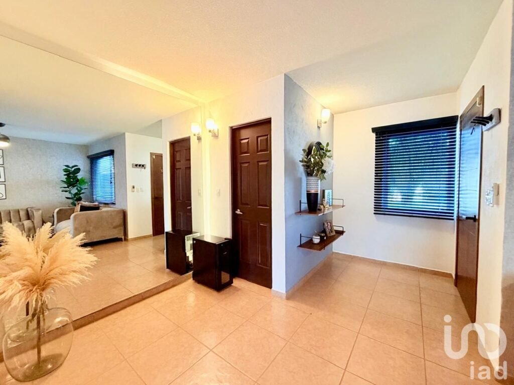 CASA EN VENTA CON AMPLIO JARDIN EN REAL DEL BOSQUE CORREGIDORA