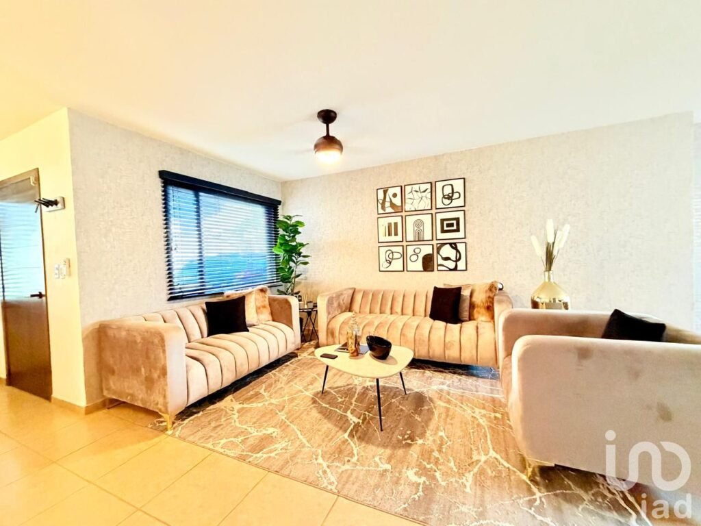 CASA EN VENTA CON AMPLIO JARDIN EN REAL DEL BOSQUE CORREGIDORA