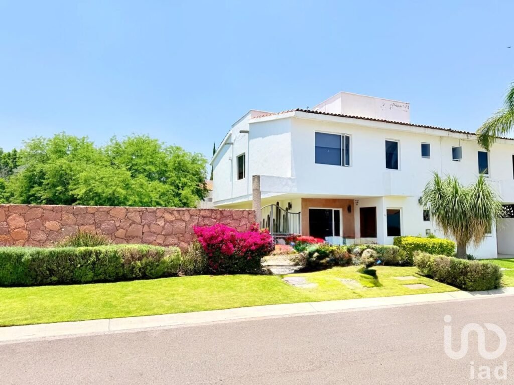 CASA EN VENTA CON AMPLIO JARDIN EN REAL DEL BOSQUE CORREGIDORA