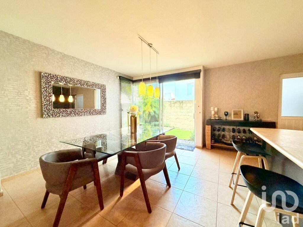 CASA EN VENTA CON AMPLIO JARDIN EN REAL DEL BOSQUE CORREGIDORA
