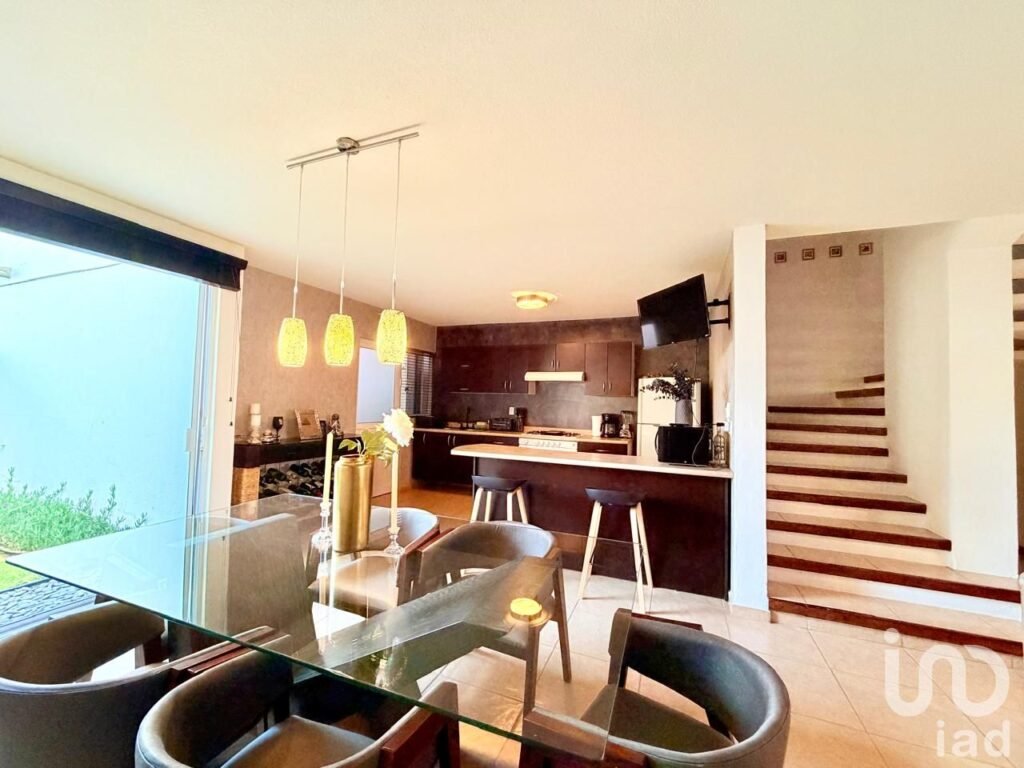 CASA EN VENTA CON AMPLIO JARDIN EN REAL DEL BOSQUE CORREGIDORA