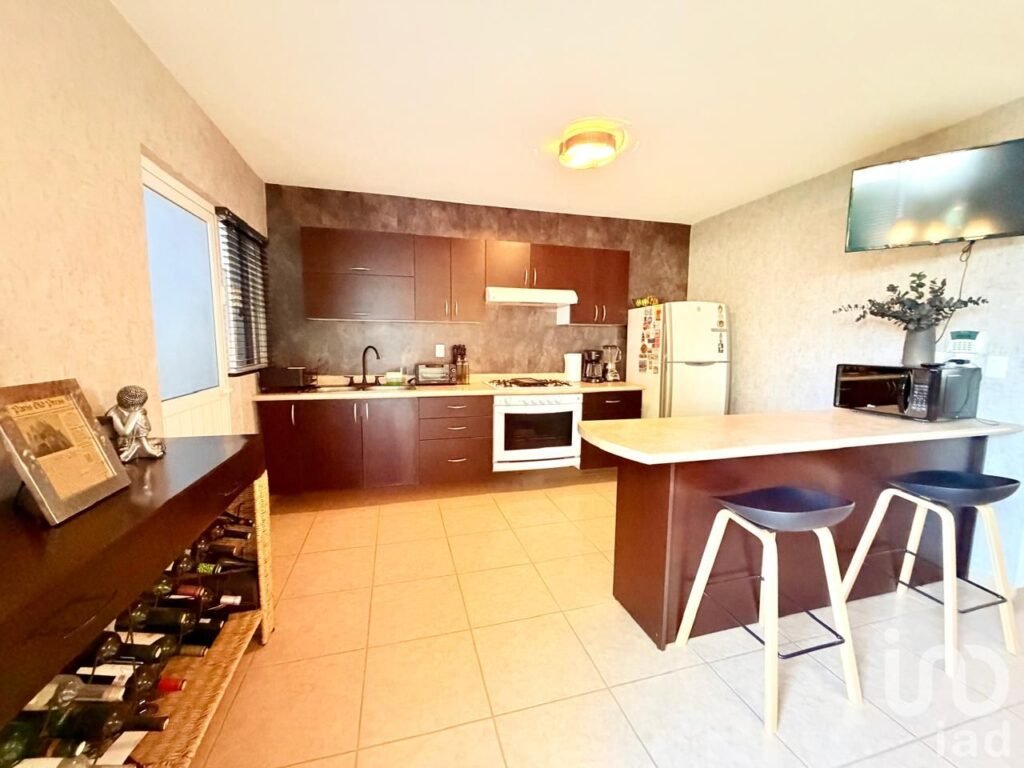 CASA EN VENTA CON AMPLIO JARDIN EN REAL DEL BOSQUE CORREGIDORA