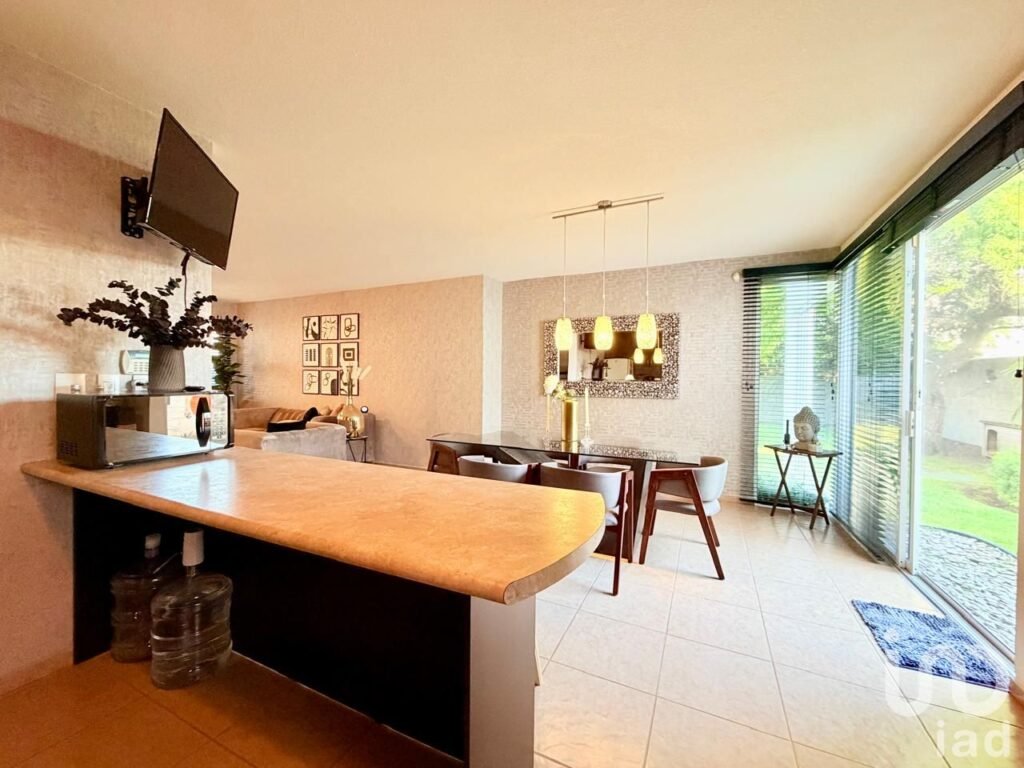 CASA EN VENTA CON AMPLIO JARDIN EN REAL DEL BOSQUE CORREGIDORA