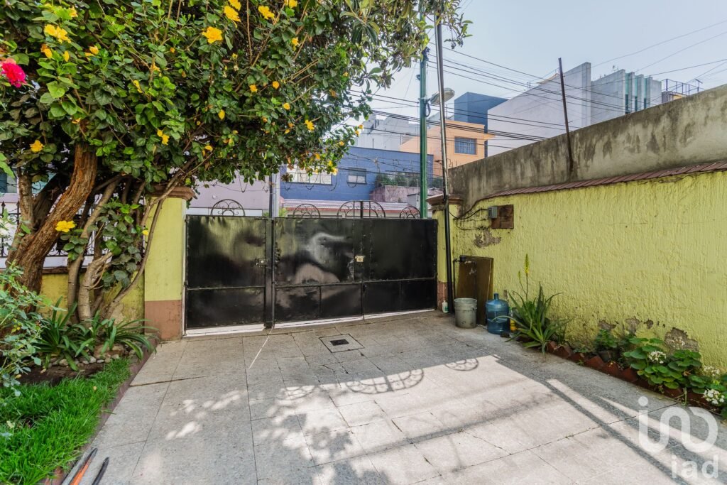 Casa con uso de suelo en venta en Narvarte, Benito Juárez, CDMX.