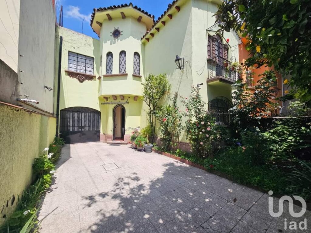 Casa con uso de suelo en venta en Narvarte, Benito Juárez, CDMX.