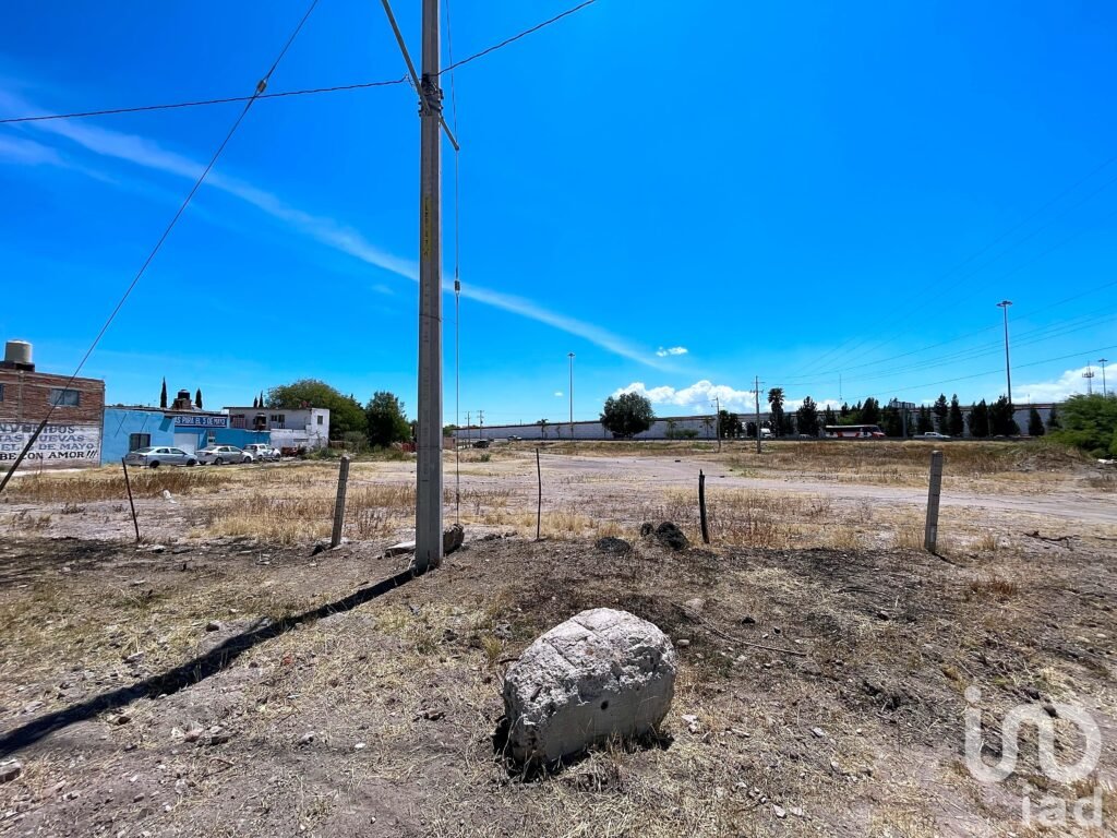Terreno en Venta, Poblado 5 de Mayo entre vías del tren y Distribuidor Vial son 3,145 M2