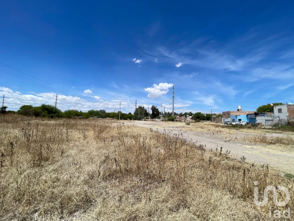 Terreno en Venta, Poblado 5 de Mayo entre vías del tren y Distribuidor Vial son 3,145 M2