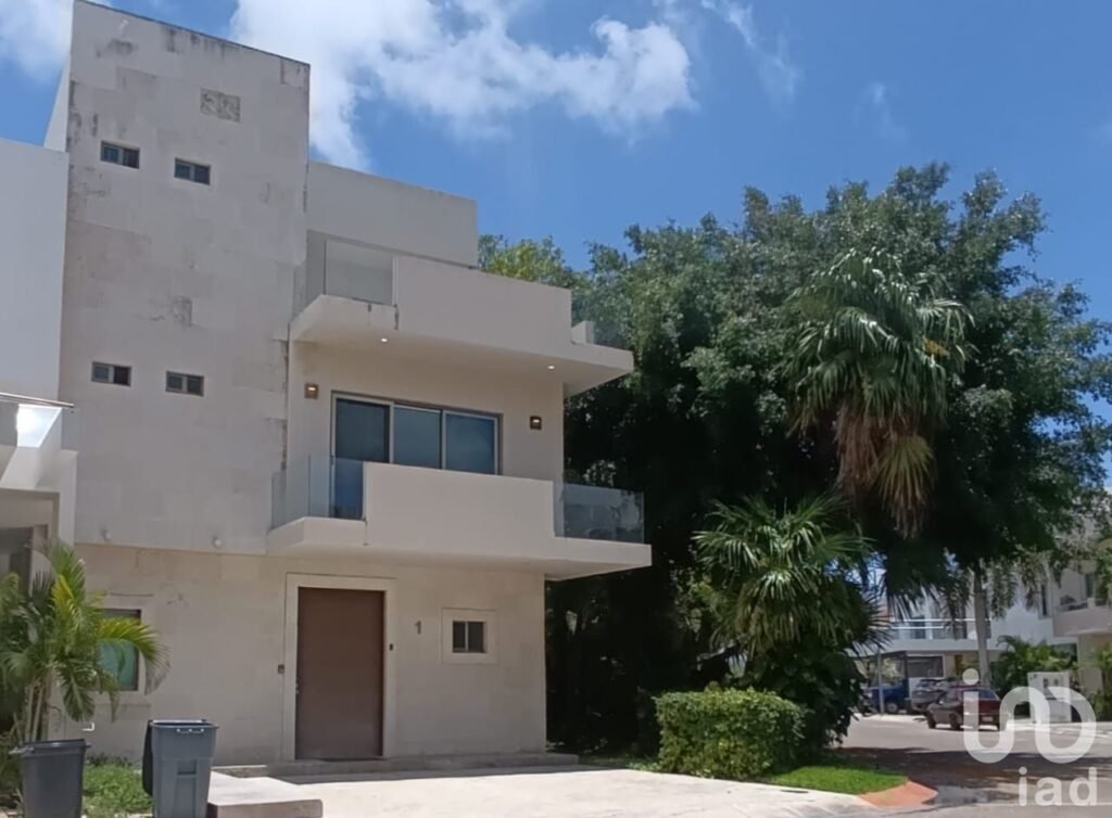 CASA EN RENTA AMUEBLADA RESIDENCIAL EN HUAYACAN, CANCÚN, Q. ROO