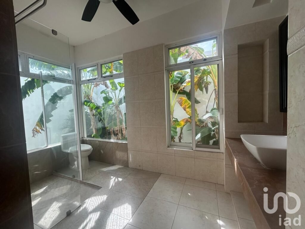 Casa en Venta en Montebello Mérida, Aplio Terreno, Piscina, Terraza y Recámara en Planta Baja