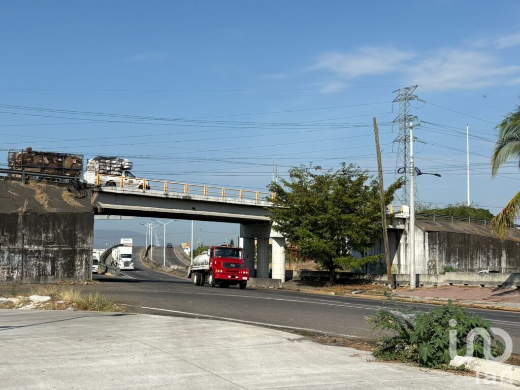 Terreno en Venta para bodega o servicio, sobre salida carretera Colima- Guadalajara