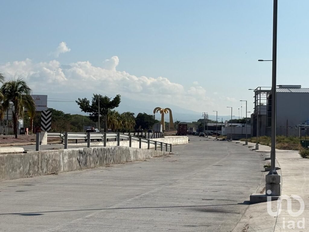 Terreno en Venta en libramiento carretera Colima-Gdl uso de suelo CR en Colima