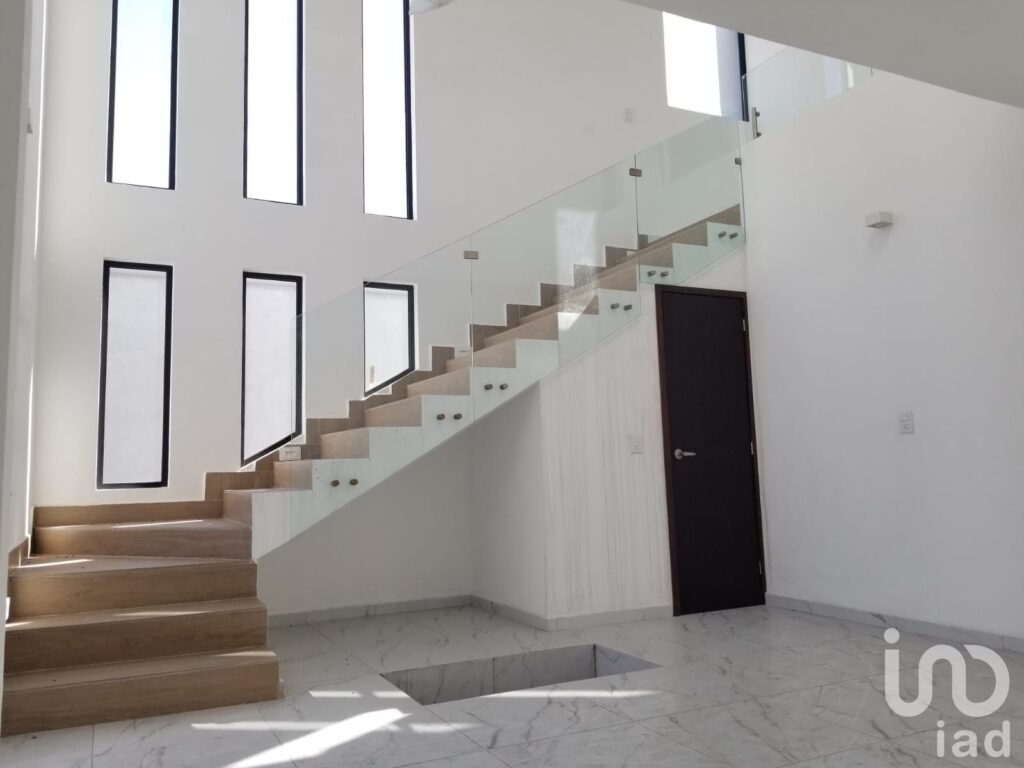 CASA  SOLA  EN  VENTA,  CON AMPLIO JARDIN, UBICADA EN METEPEC.