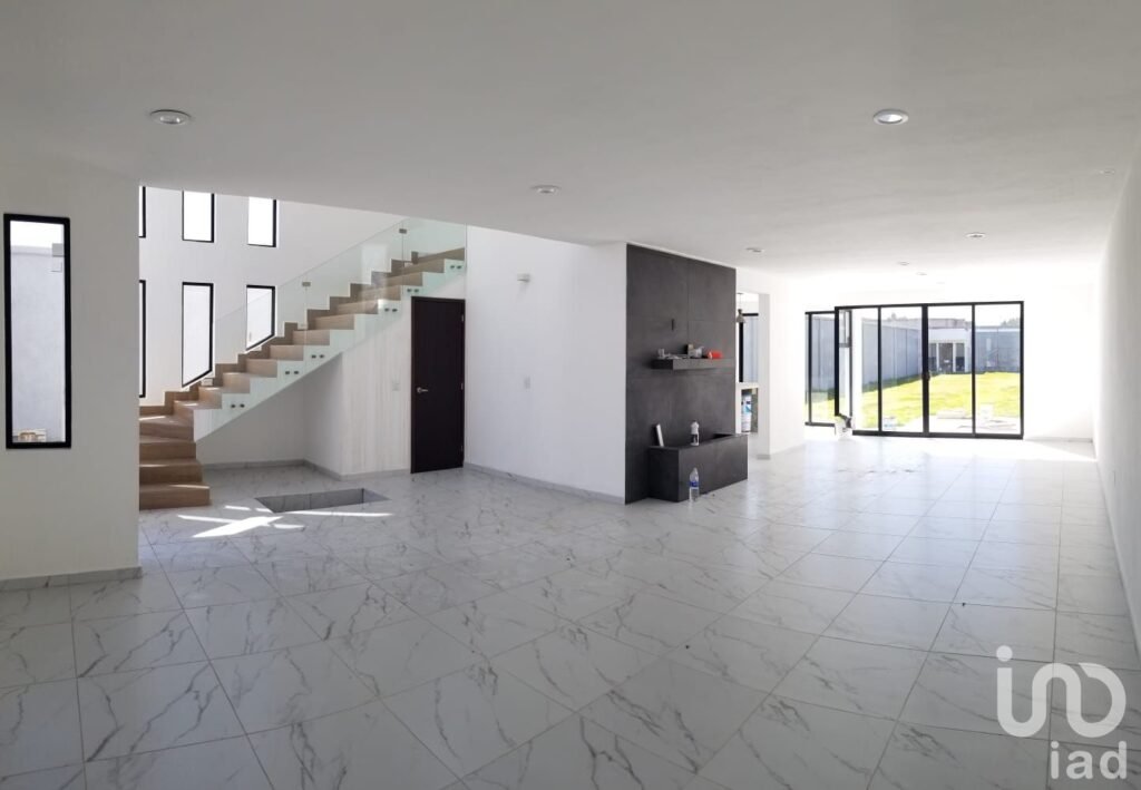 CASA  SOLA  EN  VENTA,  CON AMPLIO JARDIN, UBICADA EN METEPEC.