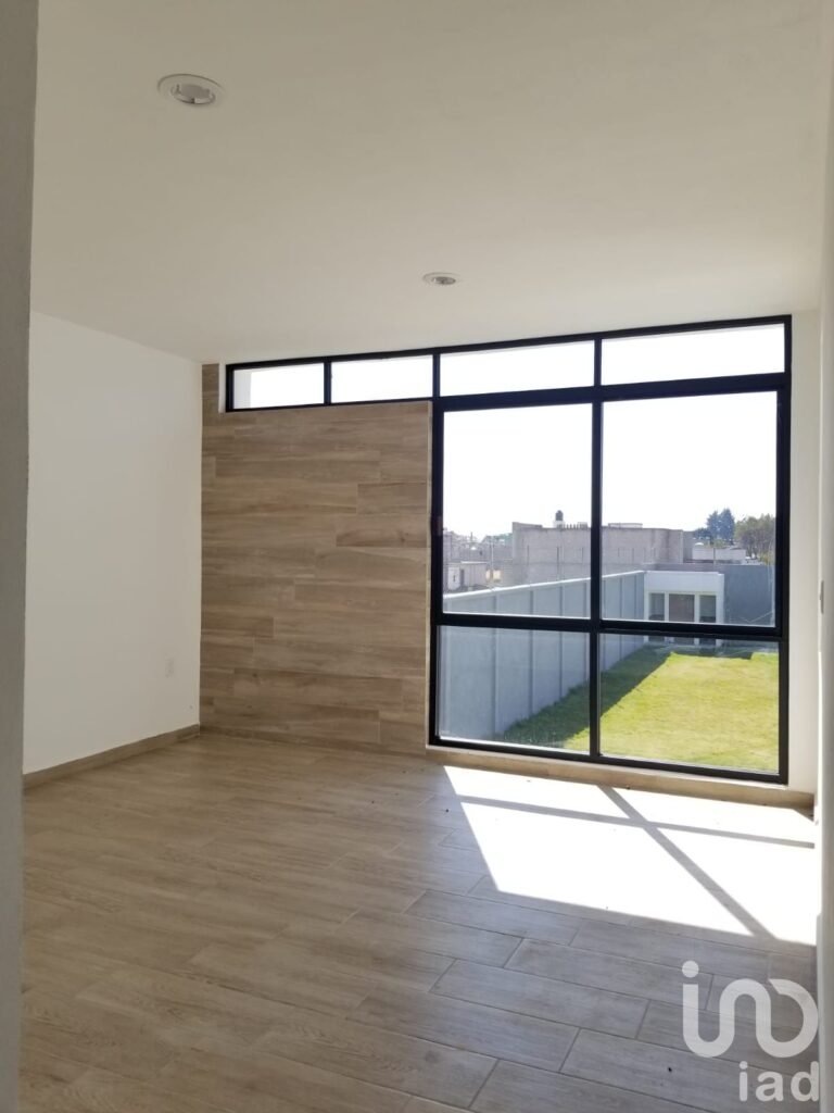 CASA  SOLA  EN  VENTA,  CON AMPLIO JARDIN, UBICADA EN METEPEC.