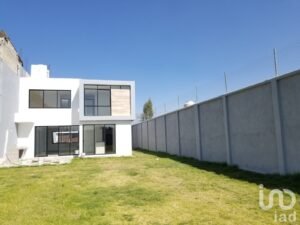 CASA  SOLA  EN  VENTA,  CON AMPLIO JARDIN, UBICADA EN METEPEC.