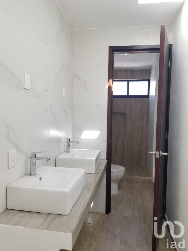 CASA  SOLA  EN  VENTA,  CON AMPLIO JARDIN, UBICADA EN METEPEC.