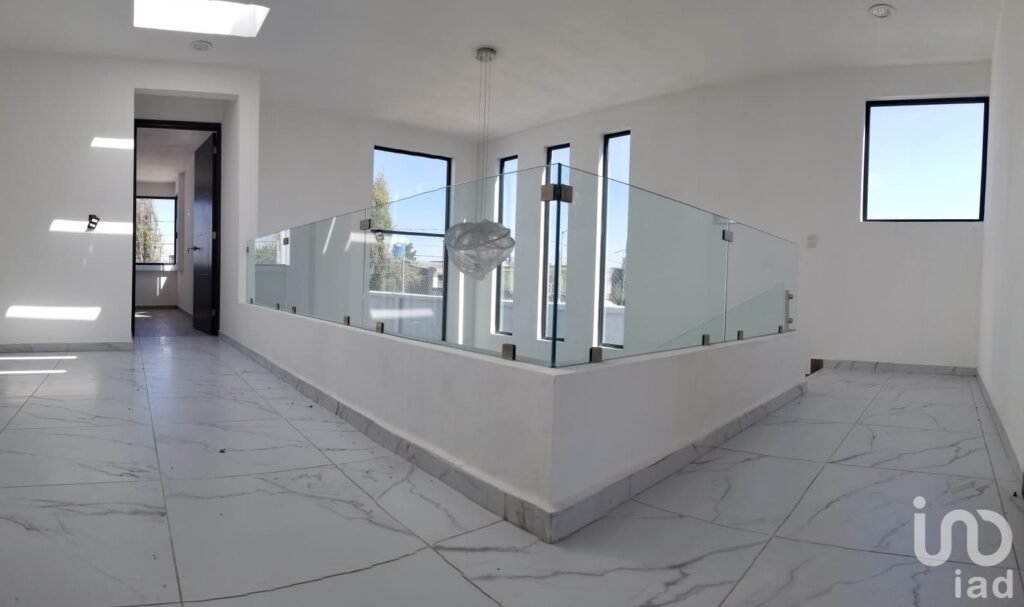 CASA  SOLA  EN  VENTA,  CON AMPLIO JARDIN, UBICADA EN METEPEC.