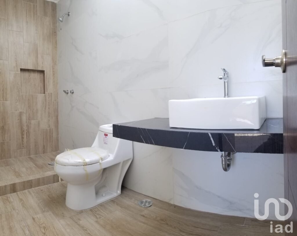 CASA  SOLA  EN  VENTA,  CON AMPLIO JARDIN, UBICADA EN METEPEC.