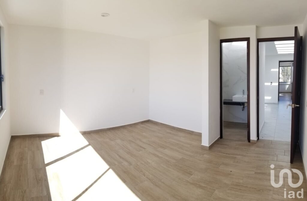 CASA  SOLA  EN  VENTA,  CON AMPLIO JARDIN, UBICADA EN METEPEC.