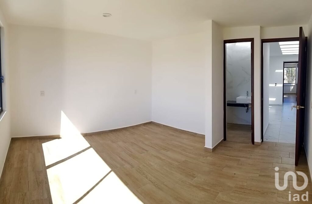 CASA  SOLA  EN  VENTA,  CON AMPLIO JARDIN, UBICADA EN METEPEC.