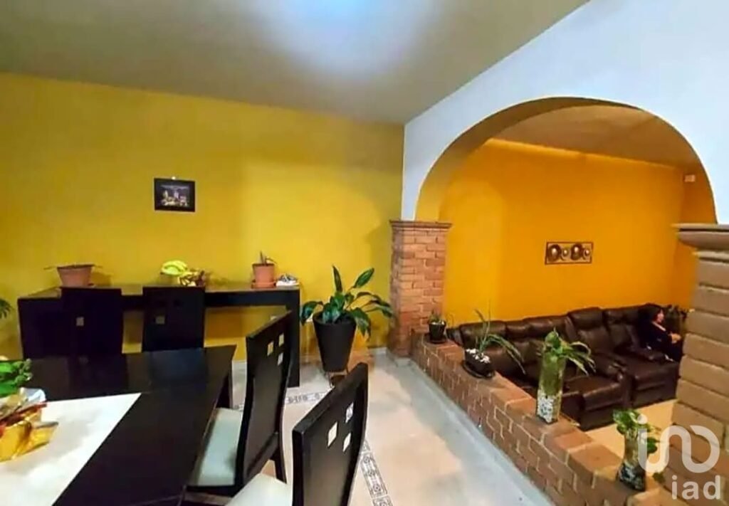 Casa en Venta Atrás de Costco con Jardín y Cochera para 2 Autos