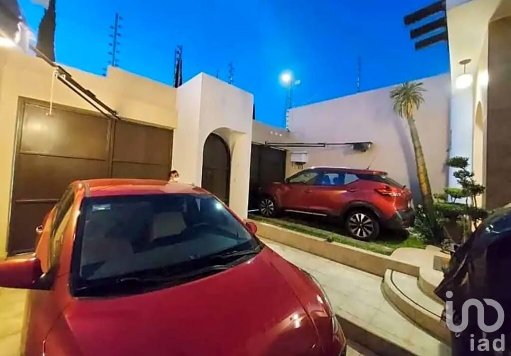 Casa en Venta Atrás de Costco con Jardín y Cochera para 2 Autos