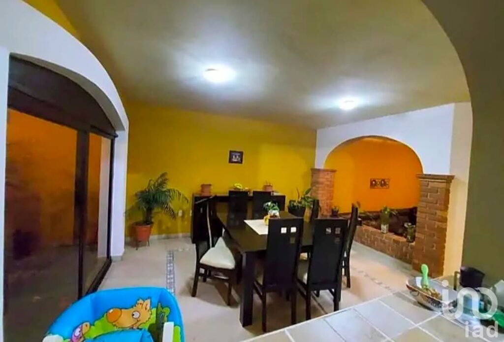 Casa en Venta Atrás de Costco con Jardín y Cochera para 2 Autos