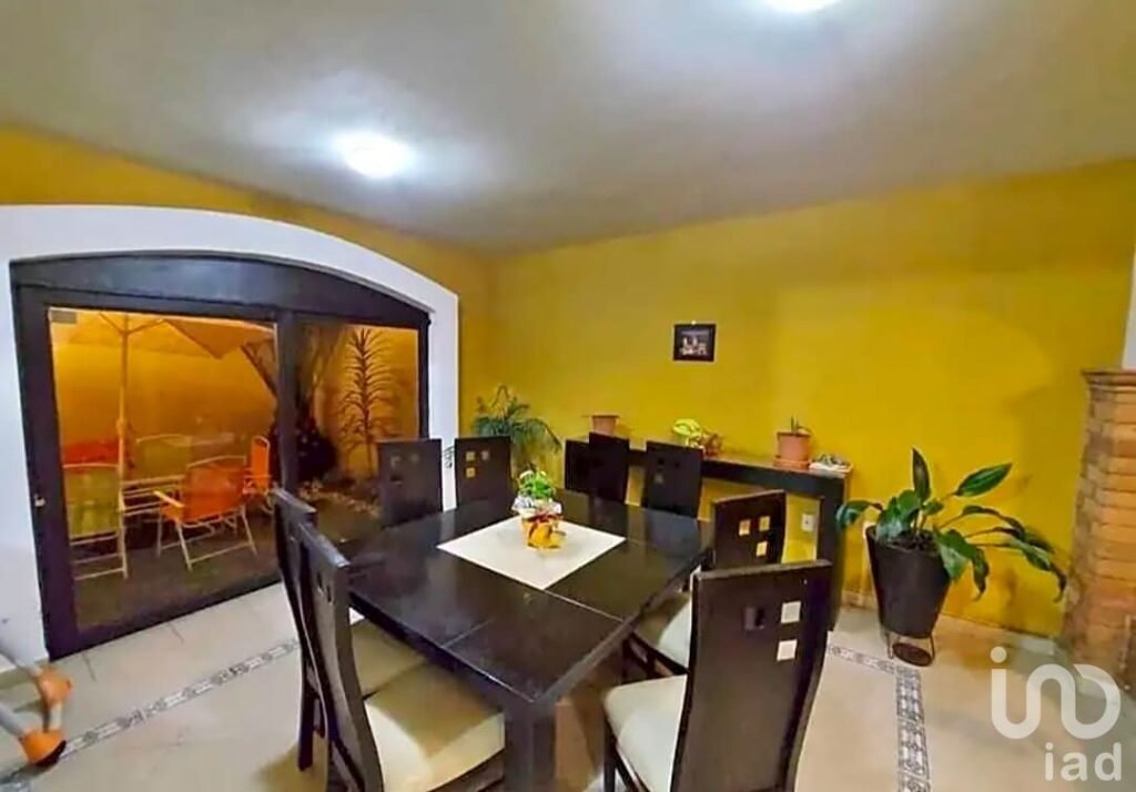 Casa en Venta Atrás de Costco con Jardín y Cochera para 2 Autos