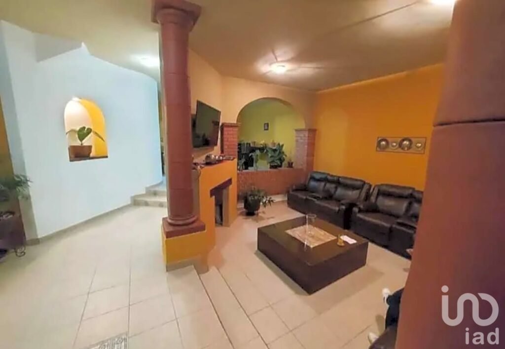 Casa en Venta Atrás de Costco con Jardín y Cochera para 2 Autos
