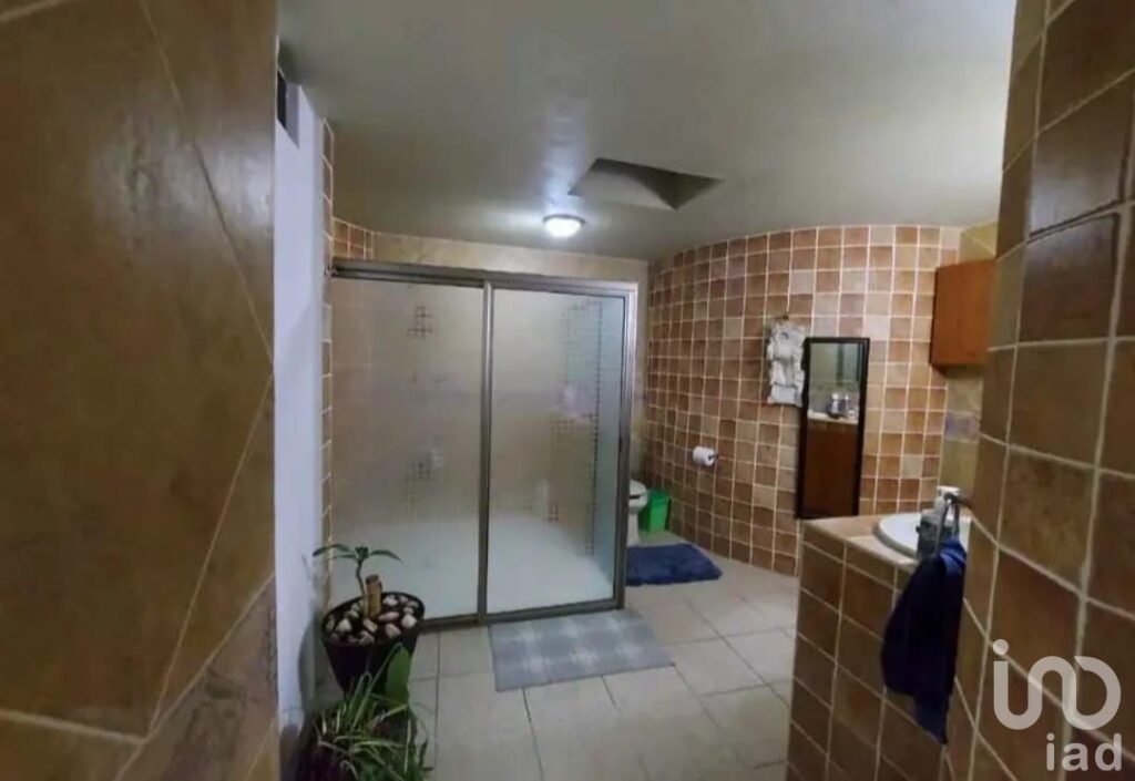 Casa en Venta Atrás de Costco con Jardín y Cochera para 2 Autos