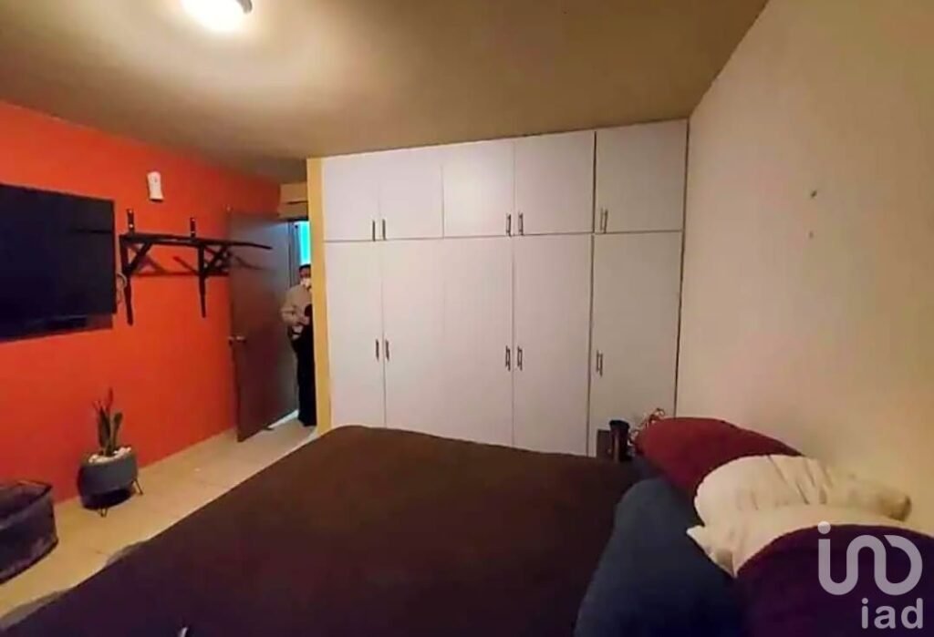 Casa en Venta Atrás de Costco con Jardín y Cochera para 2 Autos