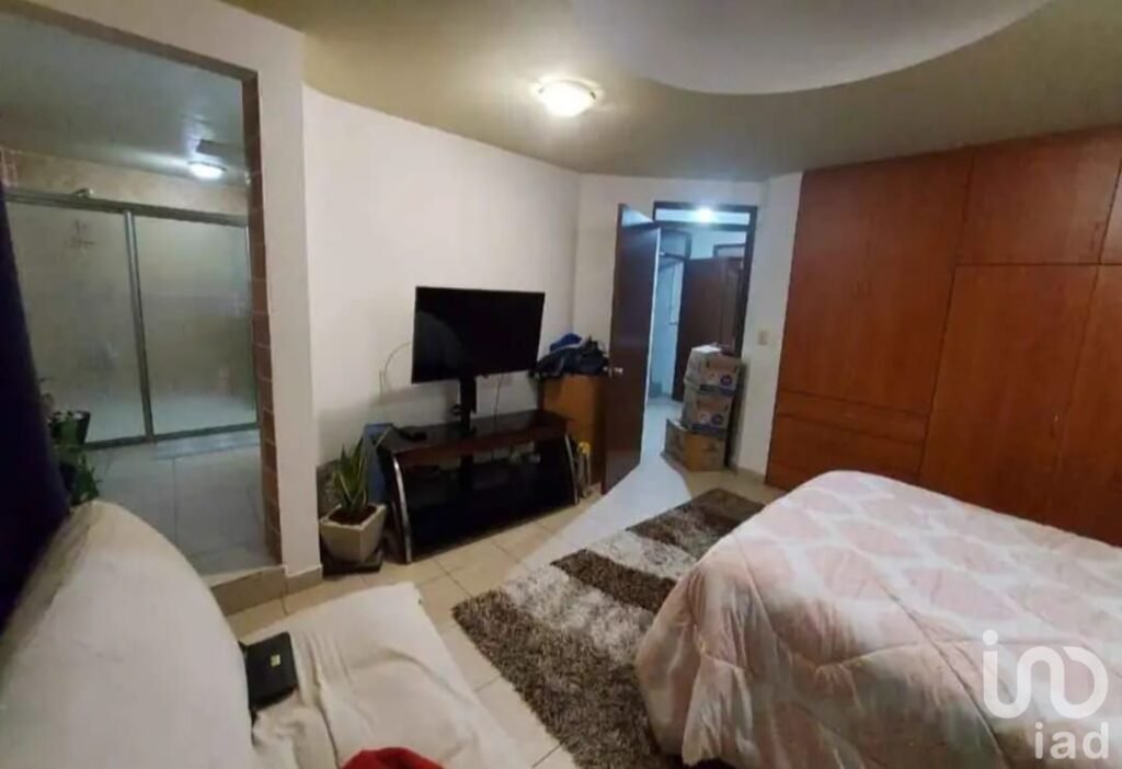 Casa en Venta Atrás de Costco con Jardín y Cochera para 2 Autos
