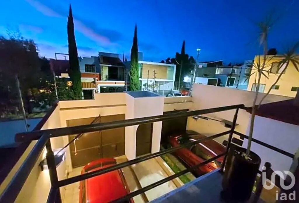 Casa en Venta Atrás de Costco con Jardín y Cochera para 2 Autos