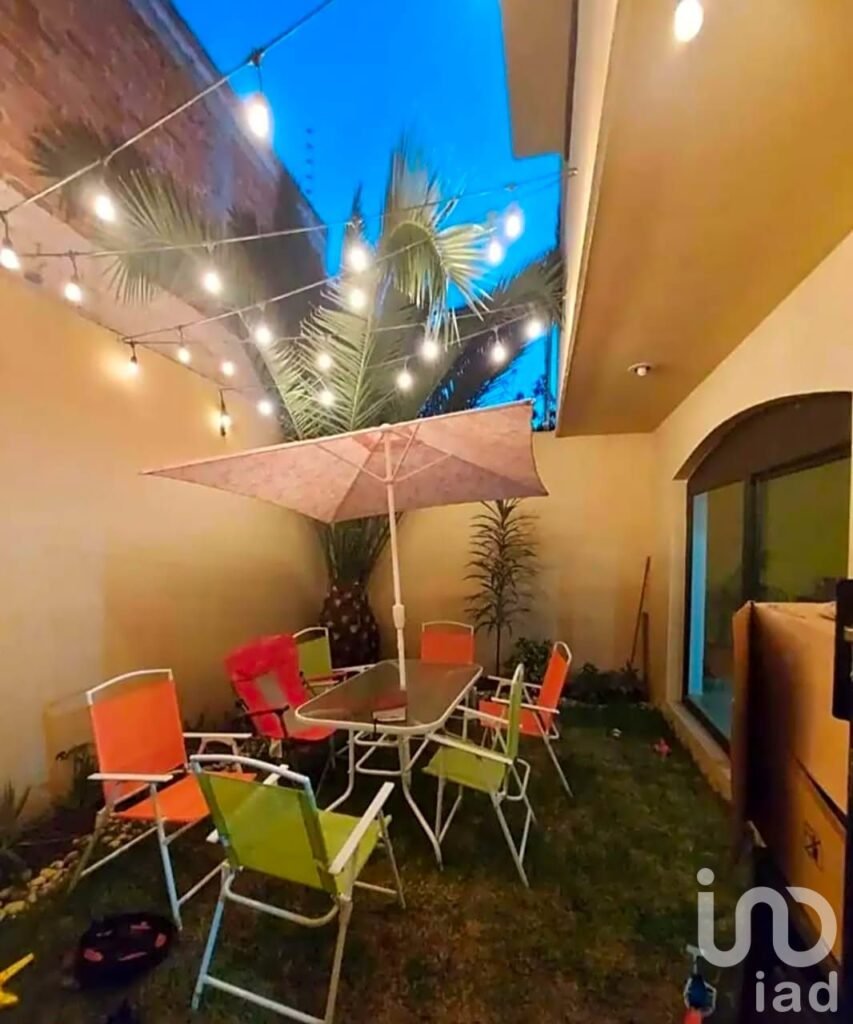 Casa en Venta Atrás de Costco con Jardín y Cochera para 2 Autos