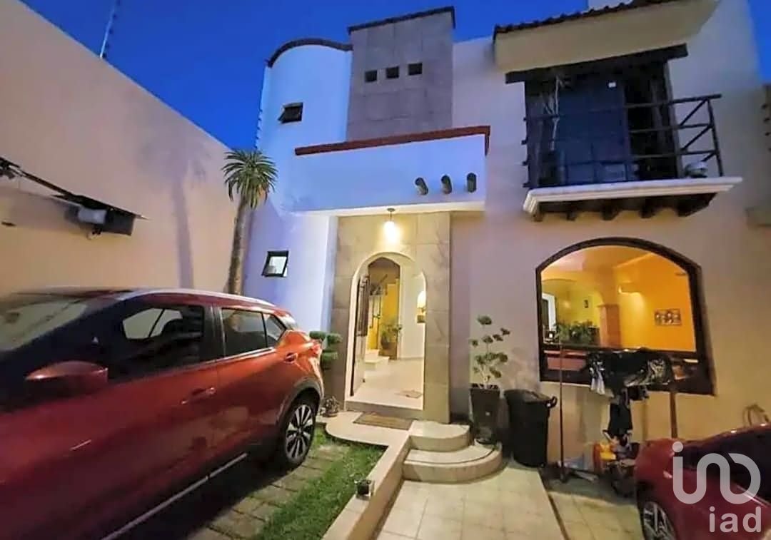 Casa en Venta Atrás de Costco con Jardín y Cochera para 2 Autos